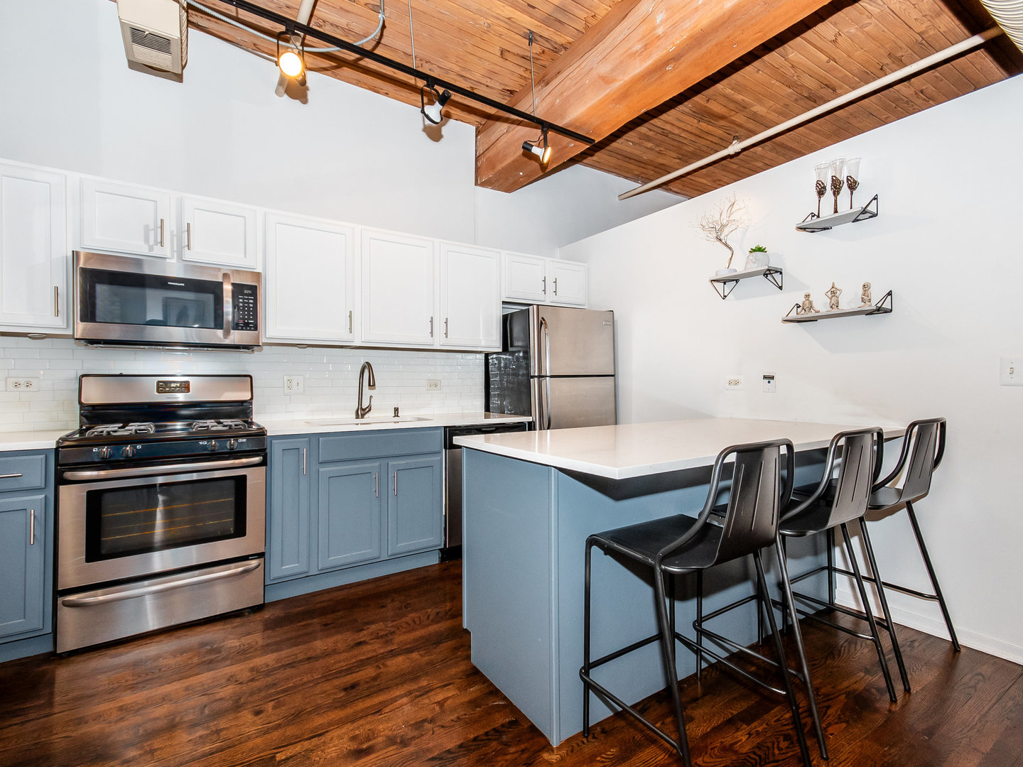 2911 N Western Avenue Unit: 113