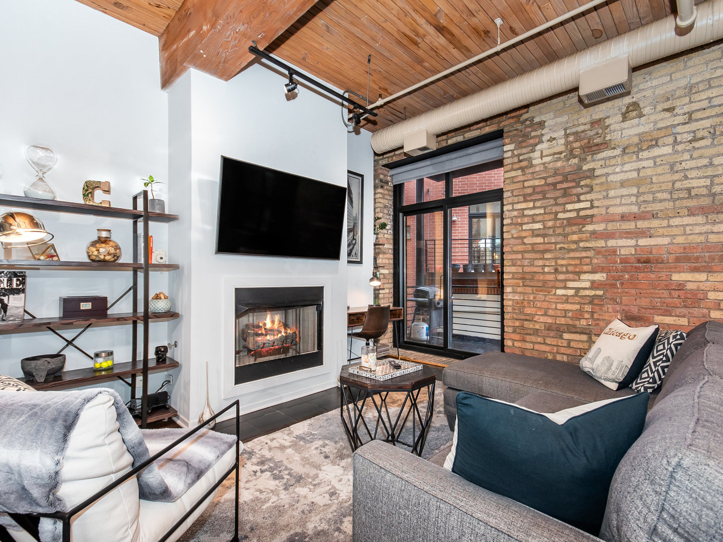 2911 N Western Avenue Unit: 113