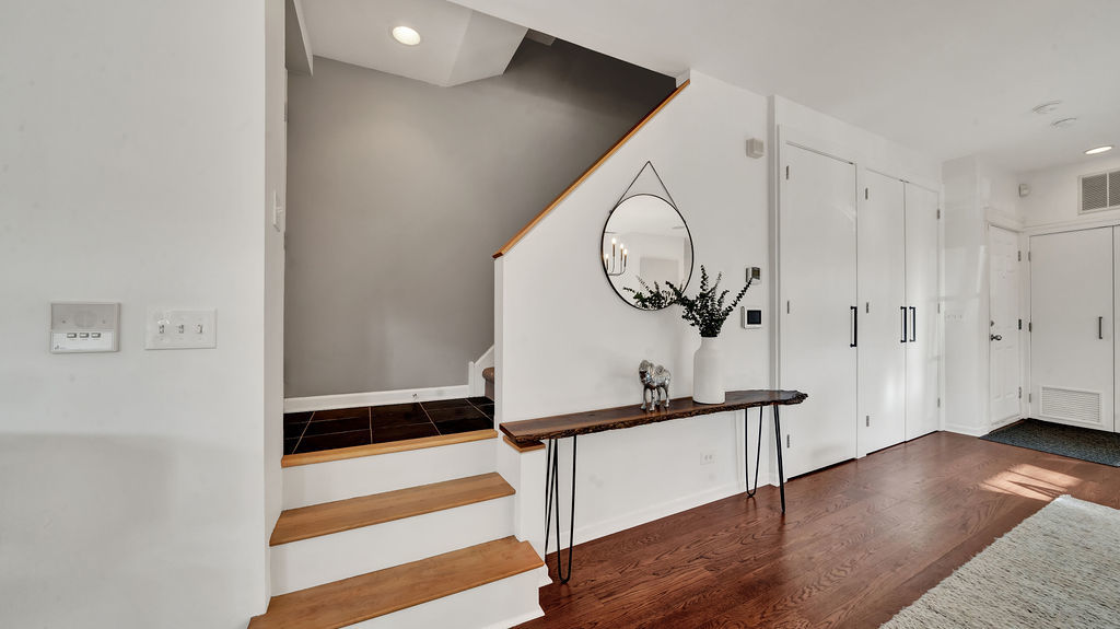 2500 N Seminary Avenue Unit: 1W