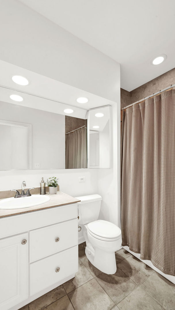 2500 N Seminary Avenue Unit: 1W