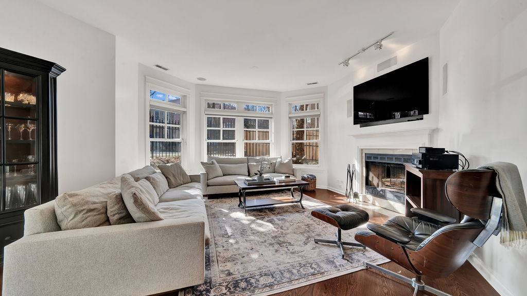 2500 N Seminary Avenue Unit: 1W