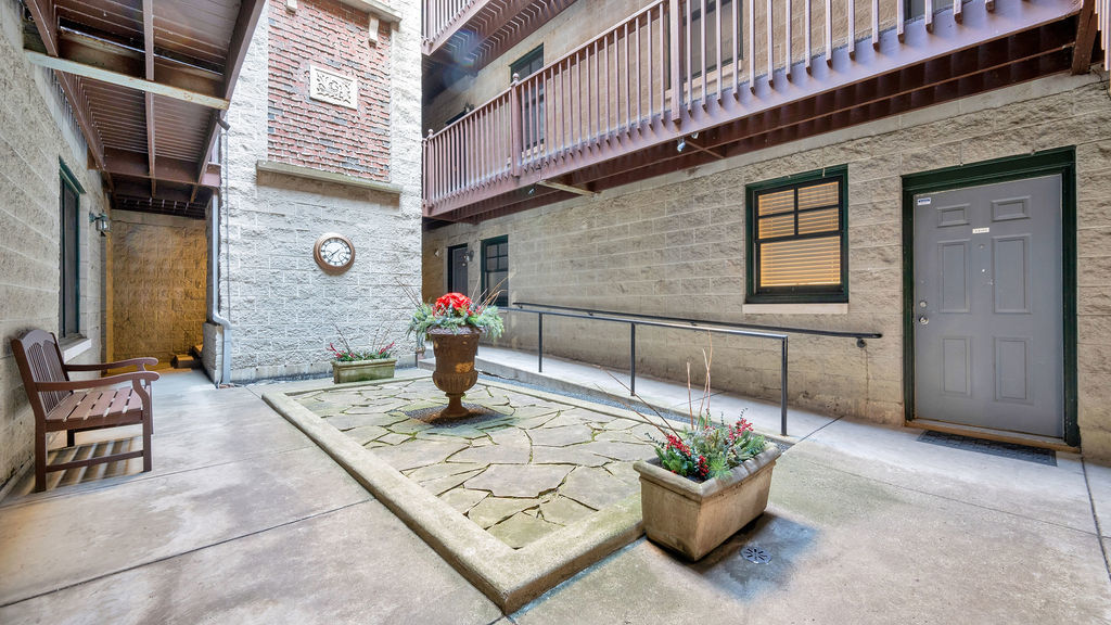 2500 N Seminary Avenue Unit: 1W