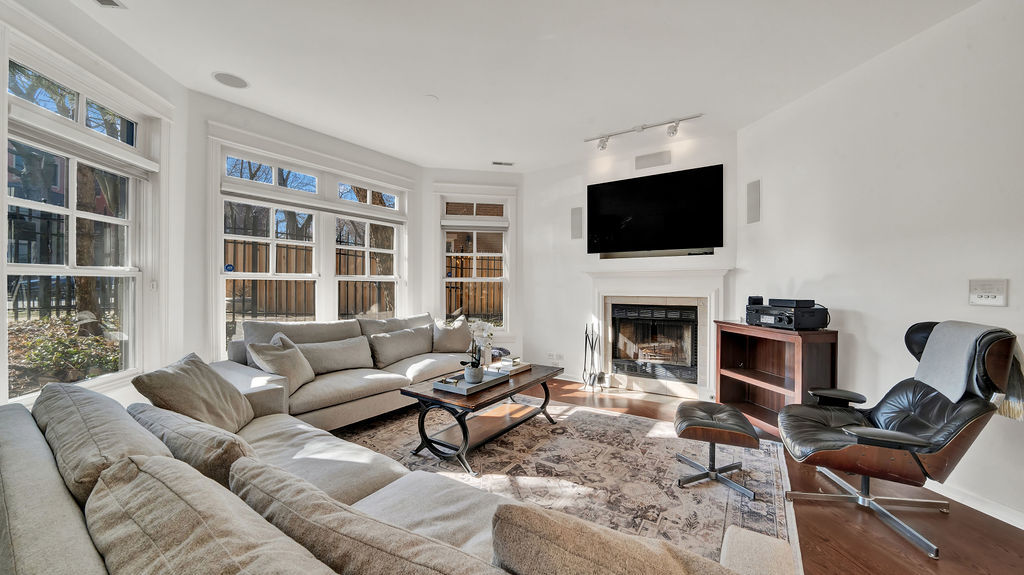 2500 N Seminary Avenue Unit: 1W