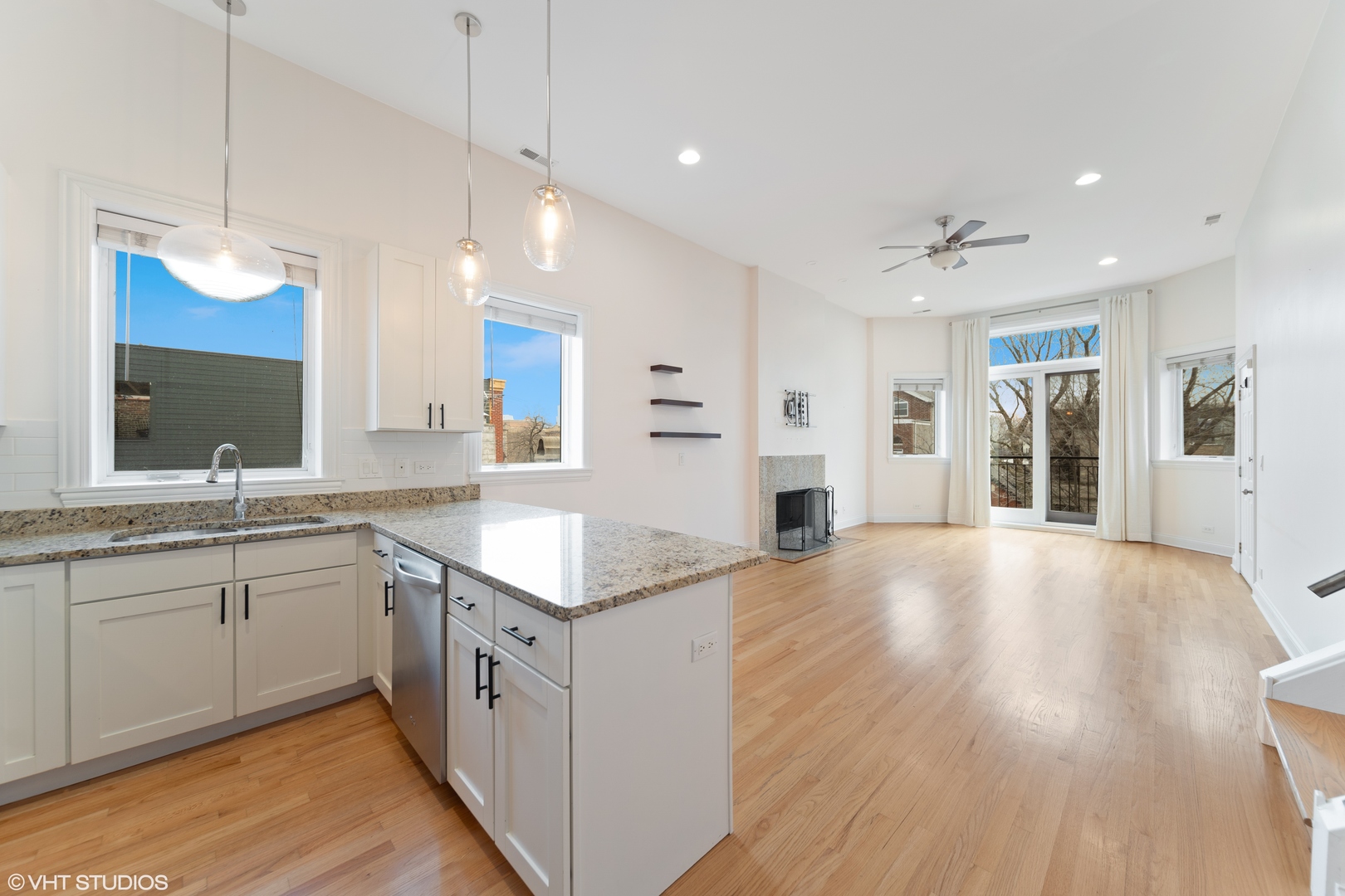 2038 W IOWA Street Unit: 3E