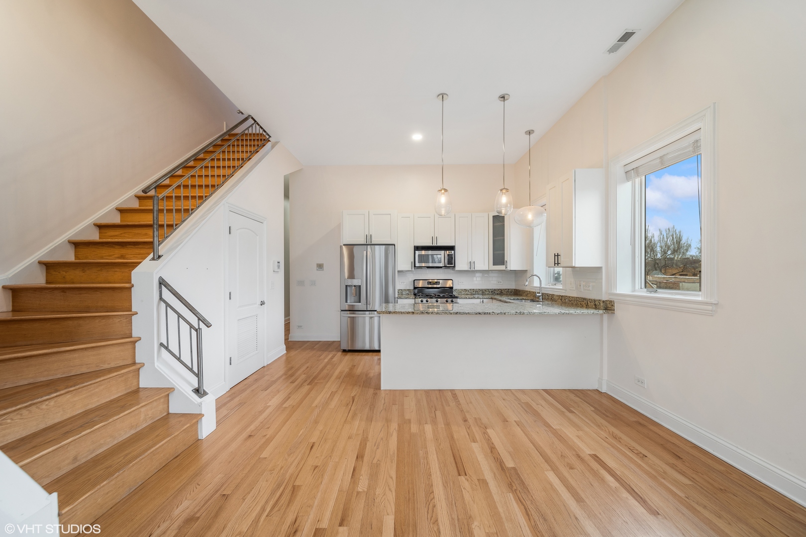 2038 W IOWA Street Unit: 3E