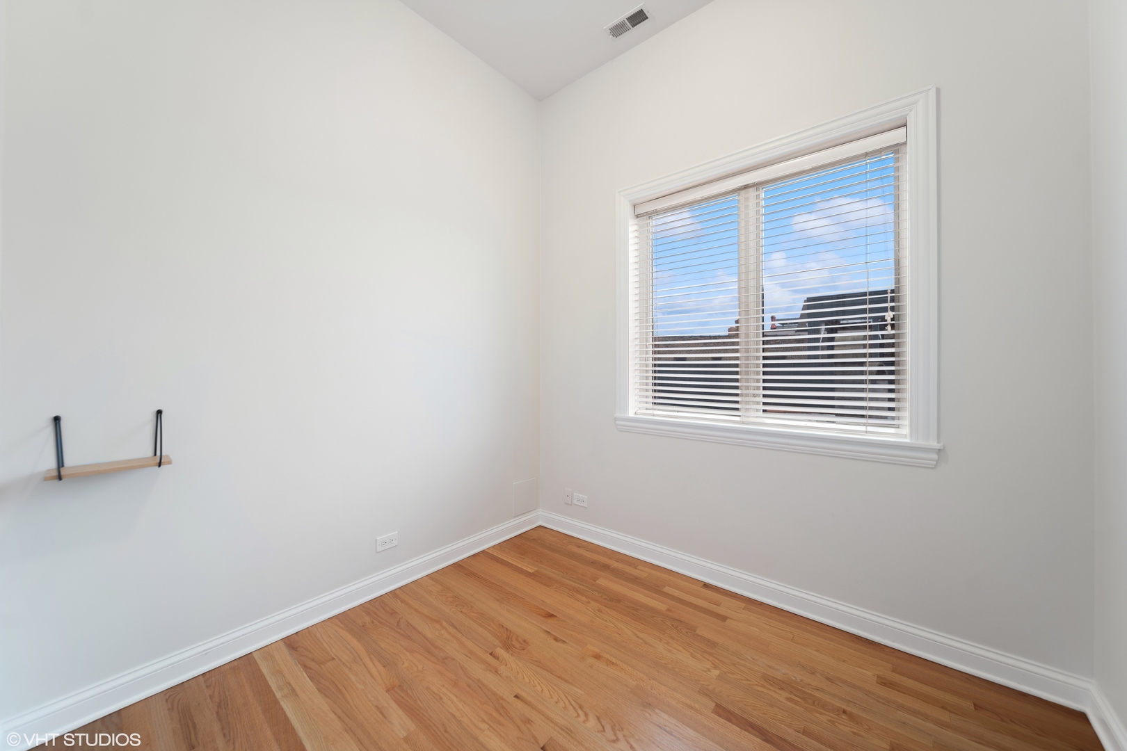 2038 W IOWA Street Unit: 3E