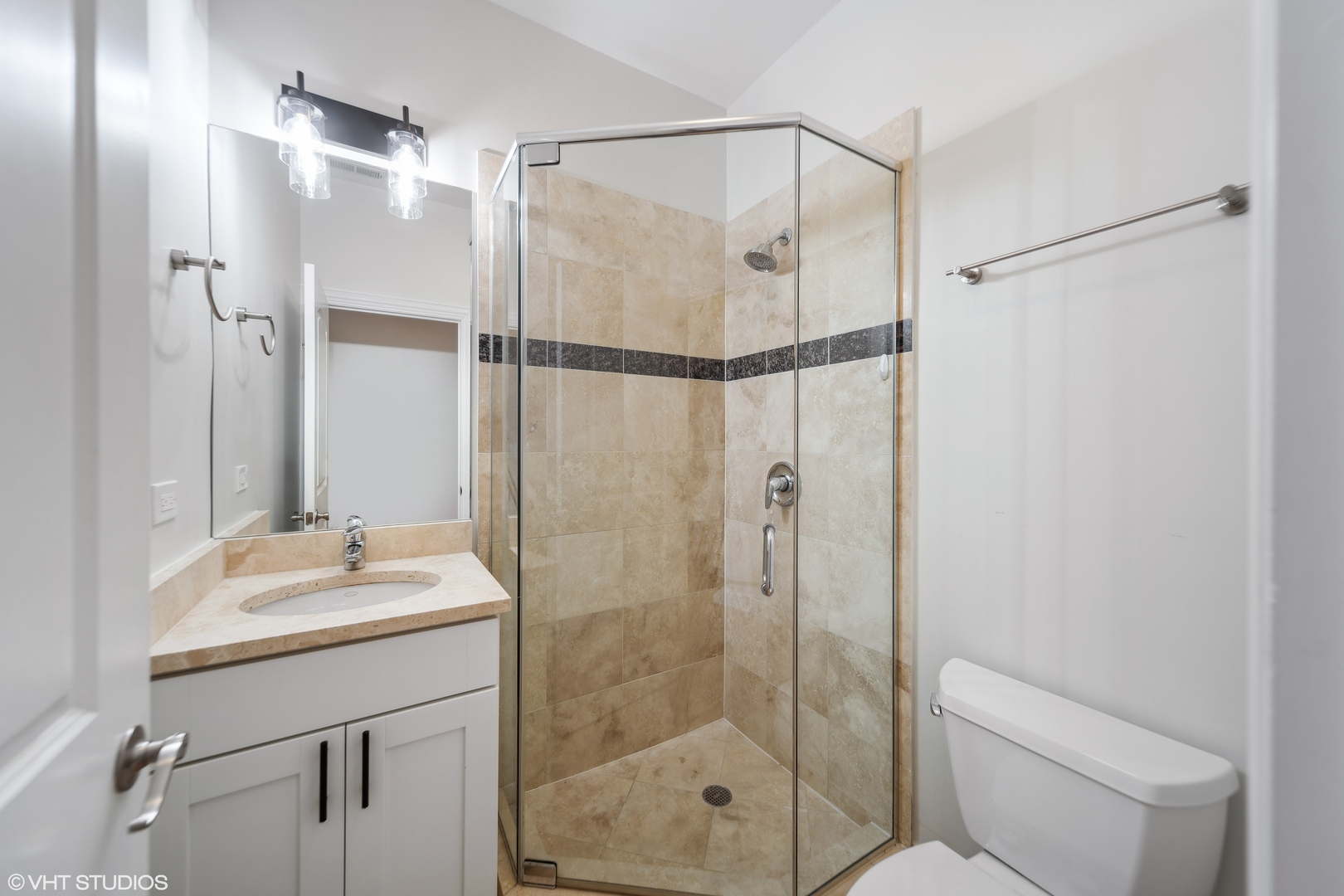 2038 W IOWA Street Unit: 3E