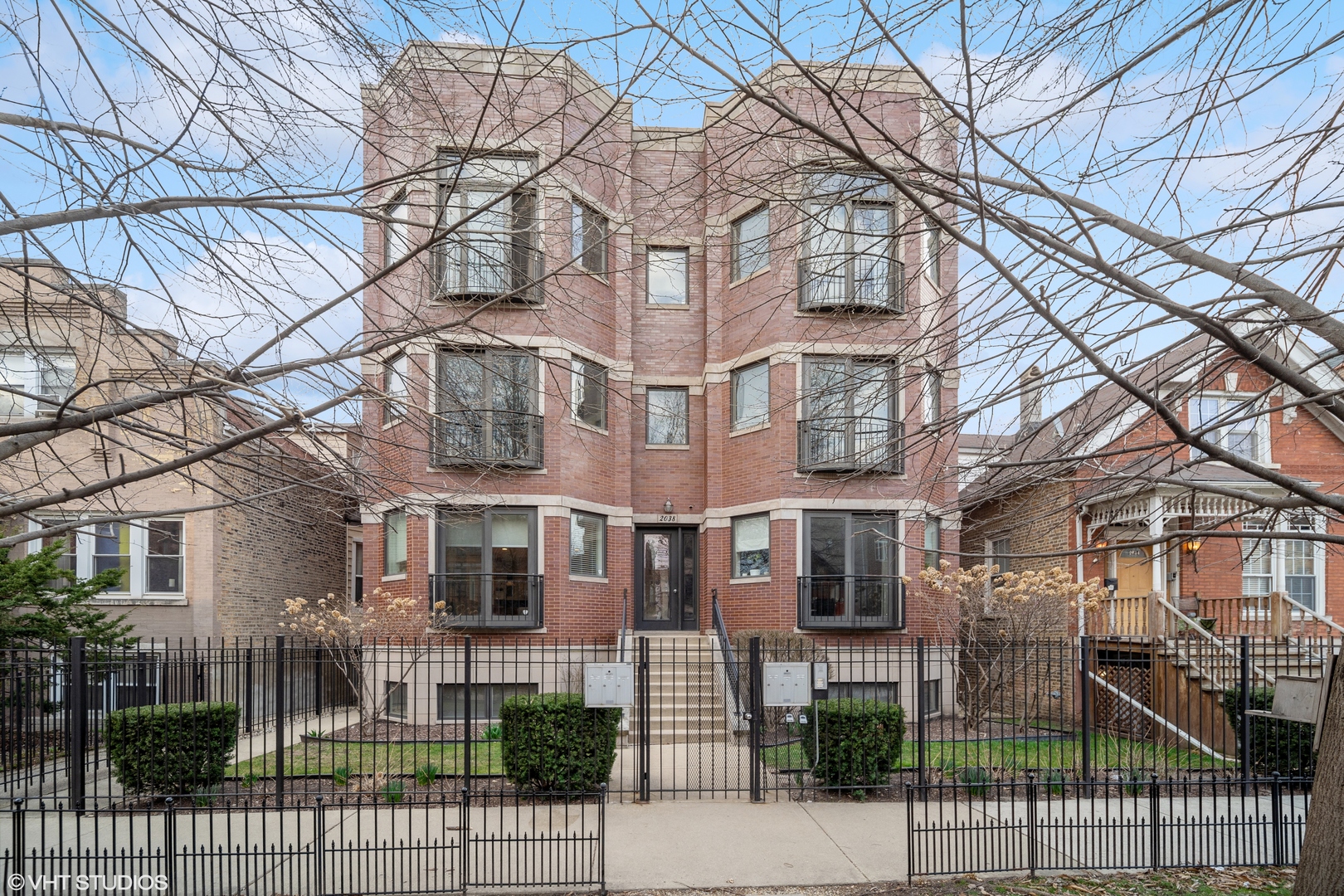 2038 W IOWA Street Unit: 3E