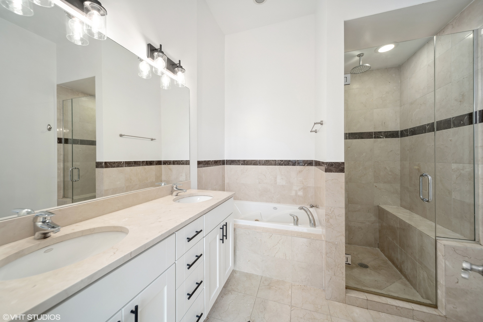 2038 W IOWA Street Unit: 3E