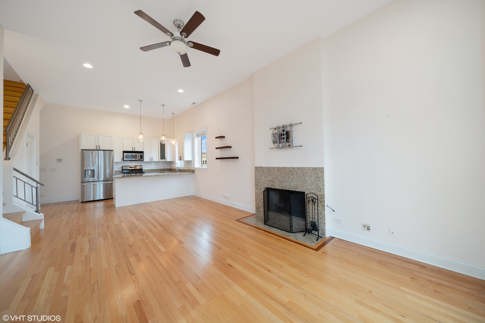 2038 W IOWA Street Unit: 3E
