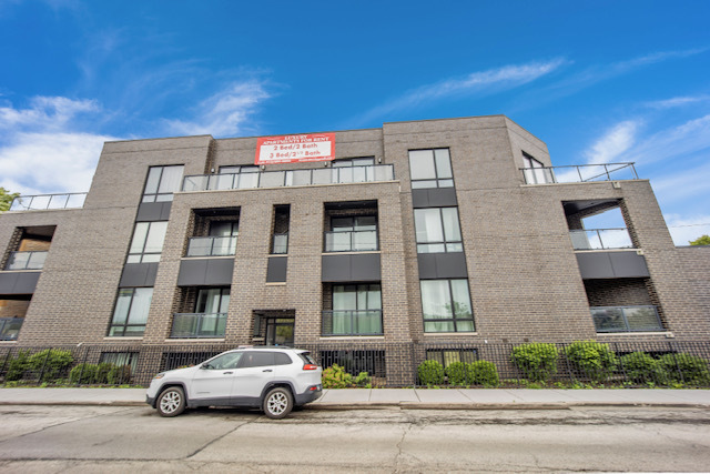 2034 N Avondale Avenue Unit: 2E