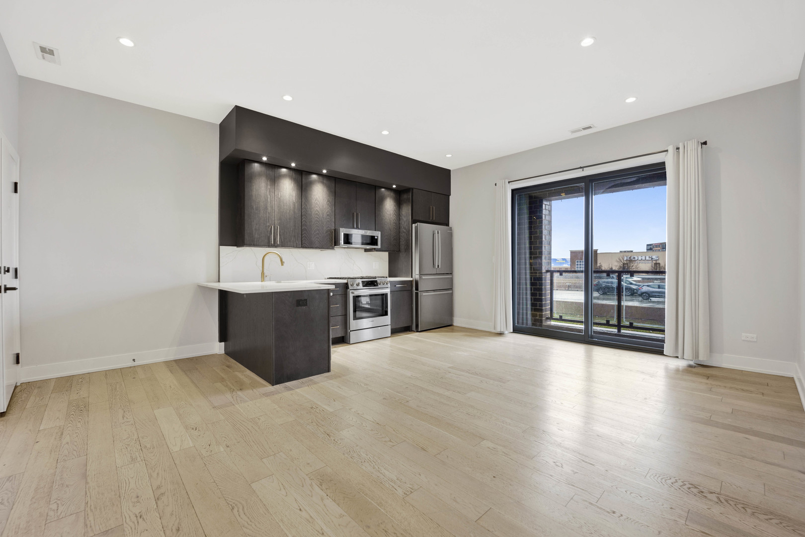 2034 N Avondale Avenue Unit: 2E