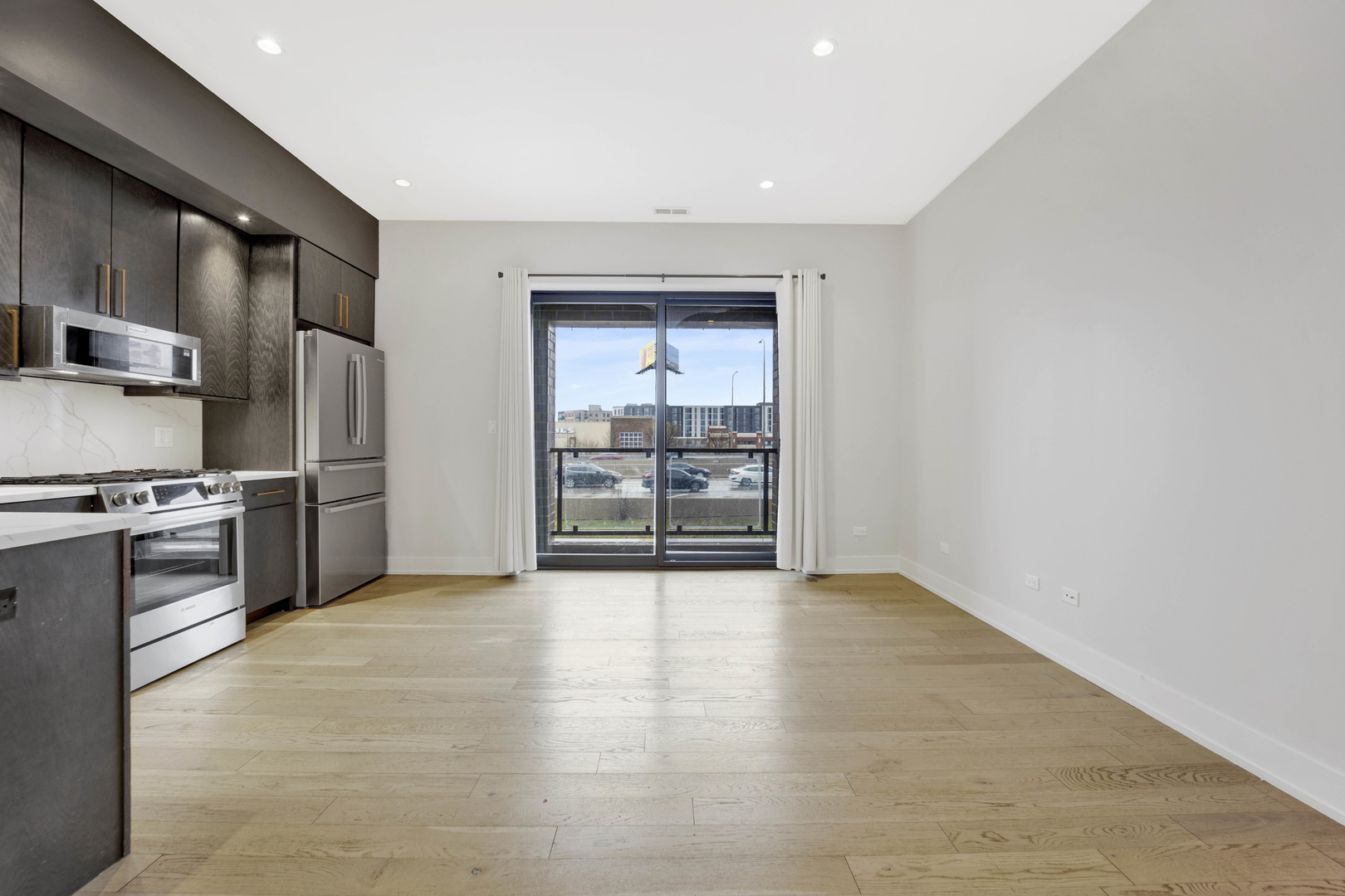 2034 N Avondale Avenue Unit: 2E