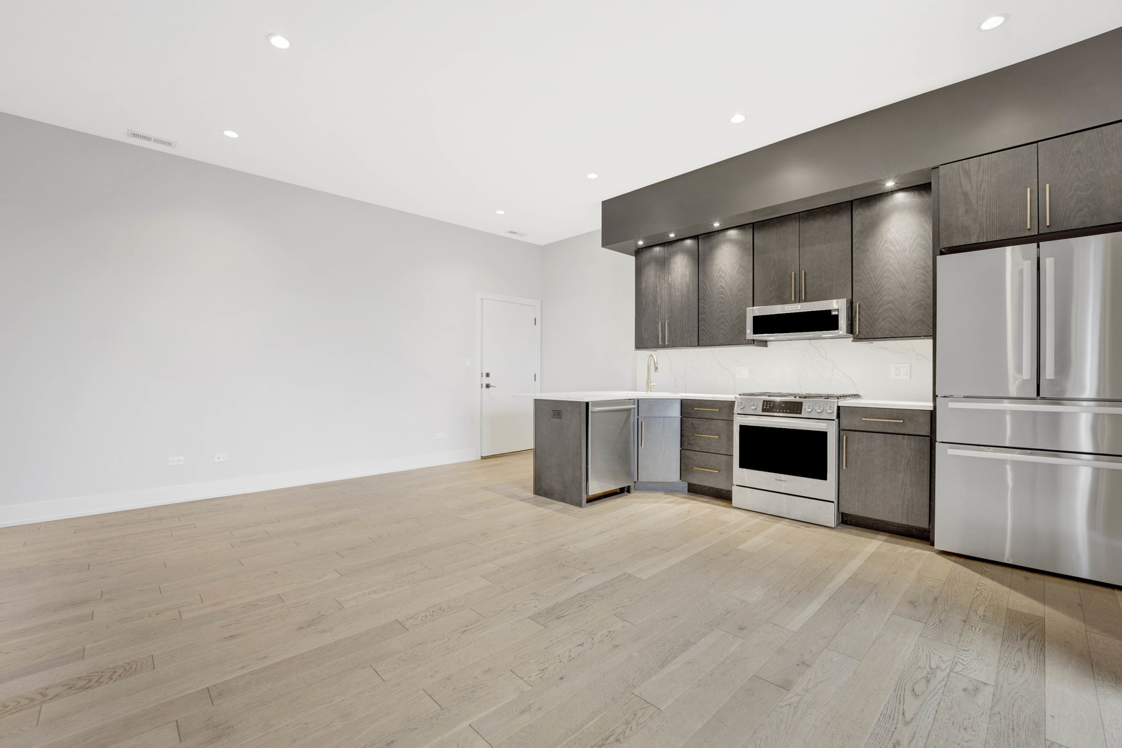 2034 N Avondale Avenue Unit: 2E