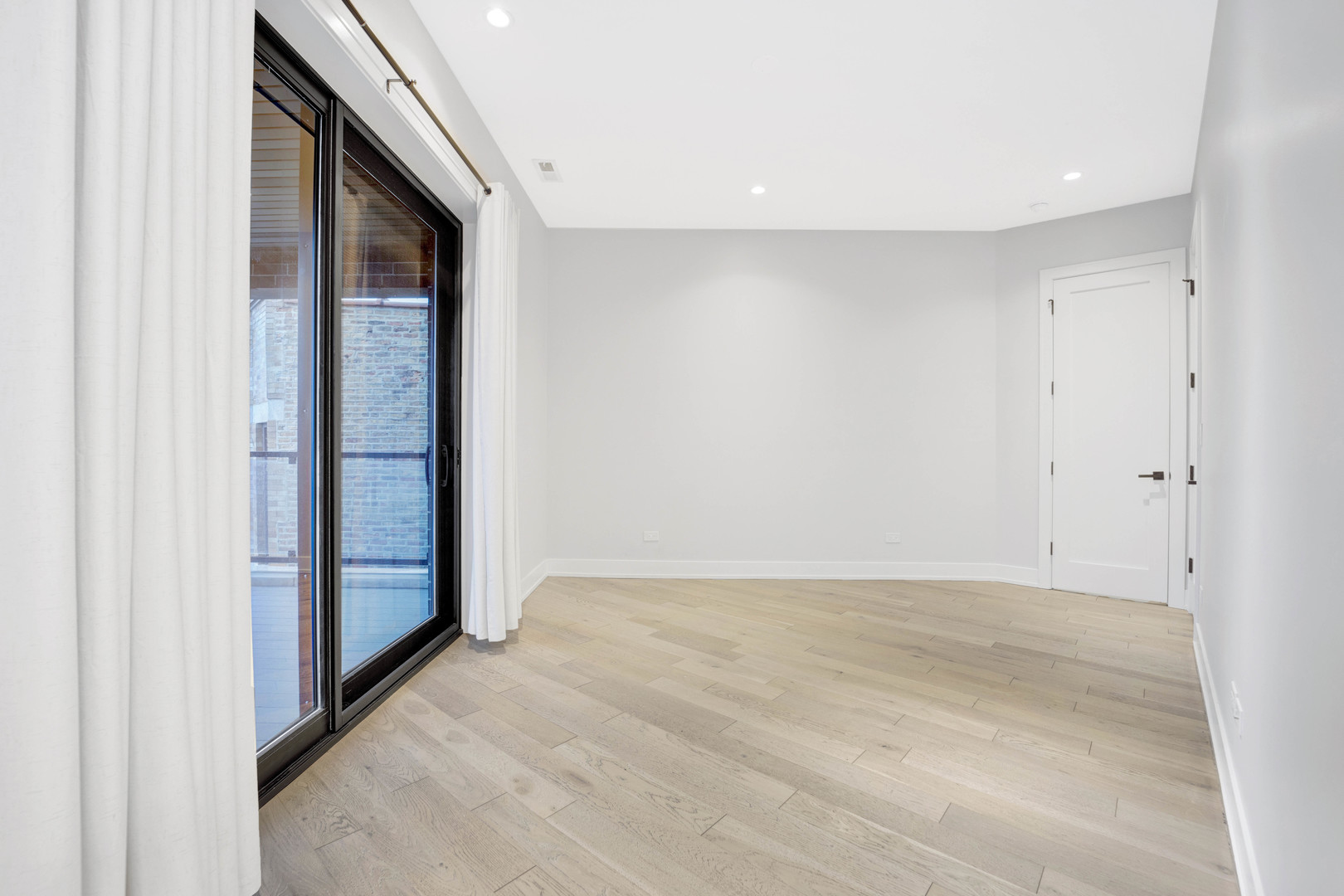 2034 N Avondale Avenue Unit: 2E