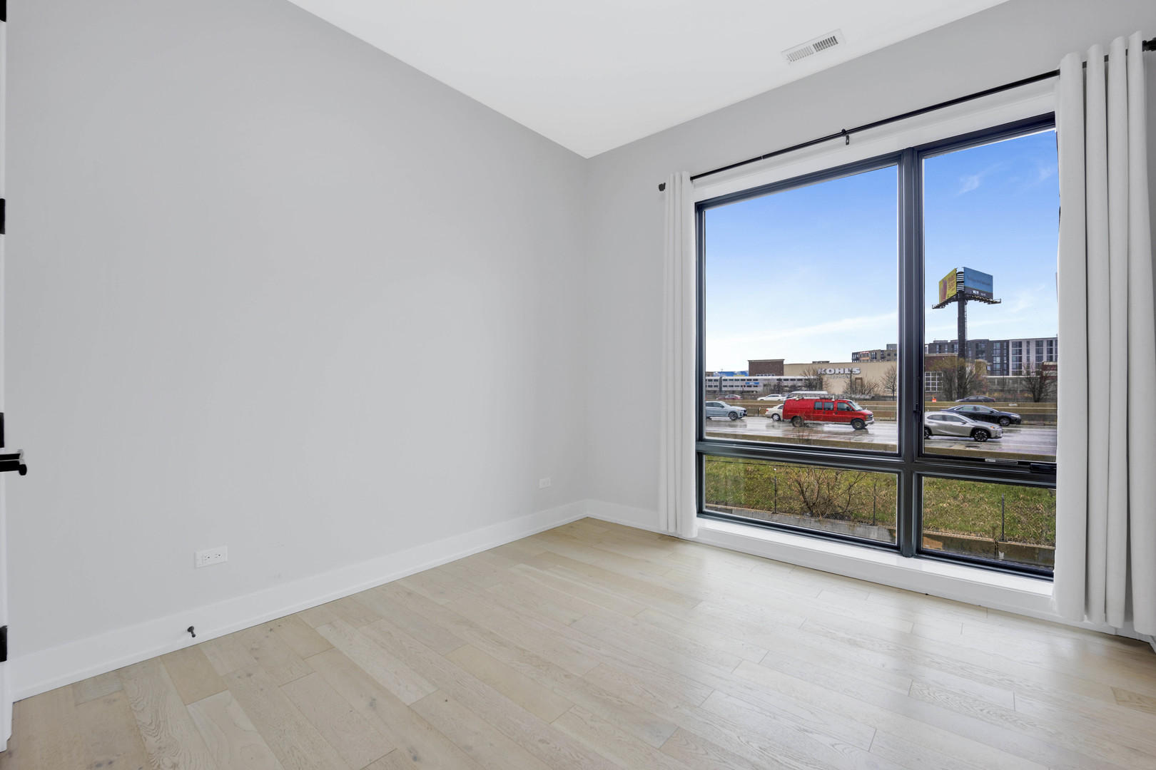 2034 N Avondale Avenue Unit: 2E