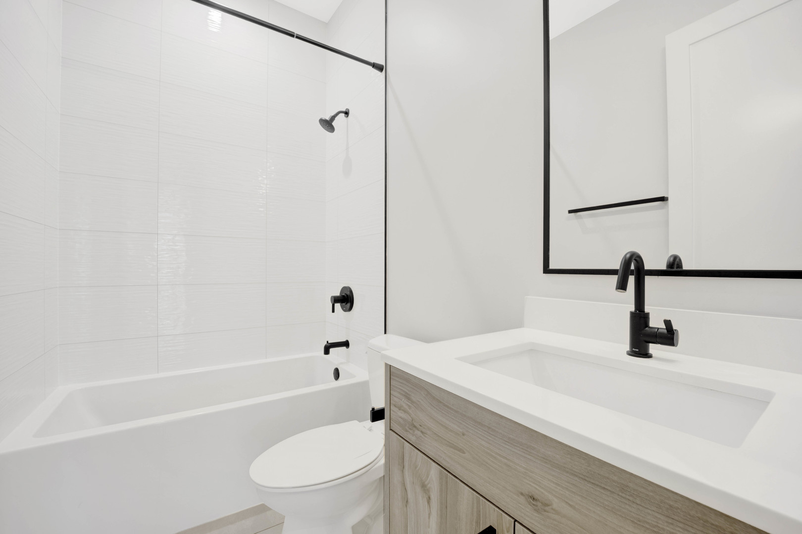 2034 N Avondale Avenue Unit: 2E