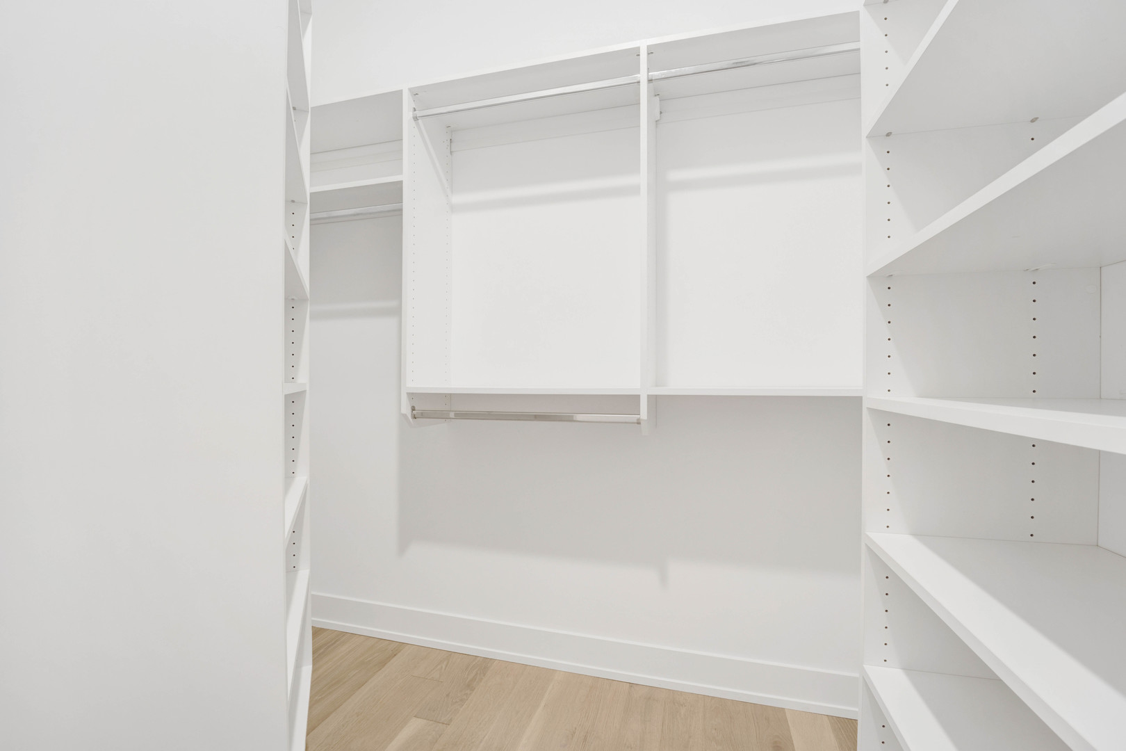 2034 N Avondale Avenue Unit: 2E