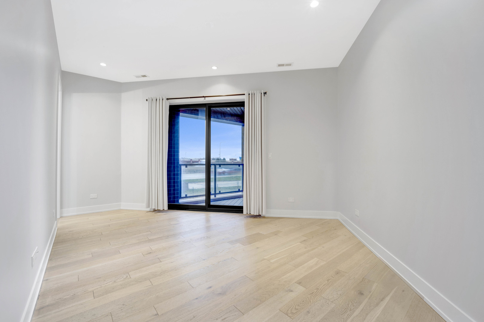 2034 N Avondale Avenue Unit: 2E