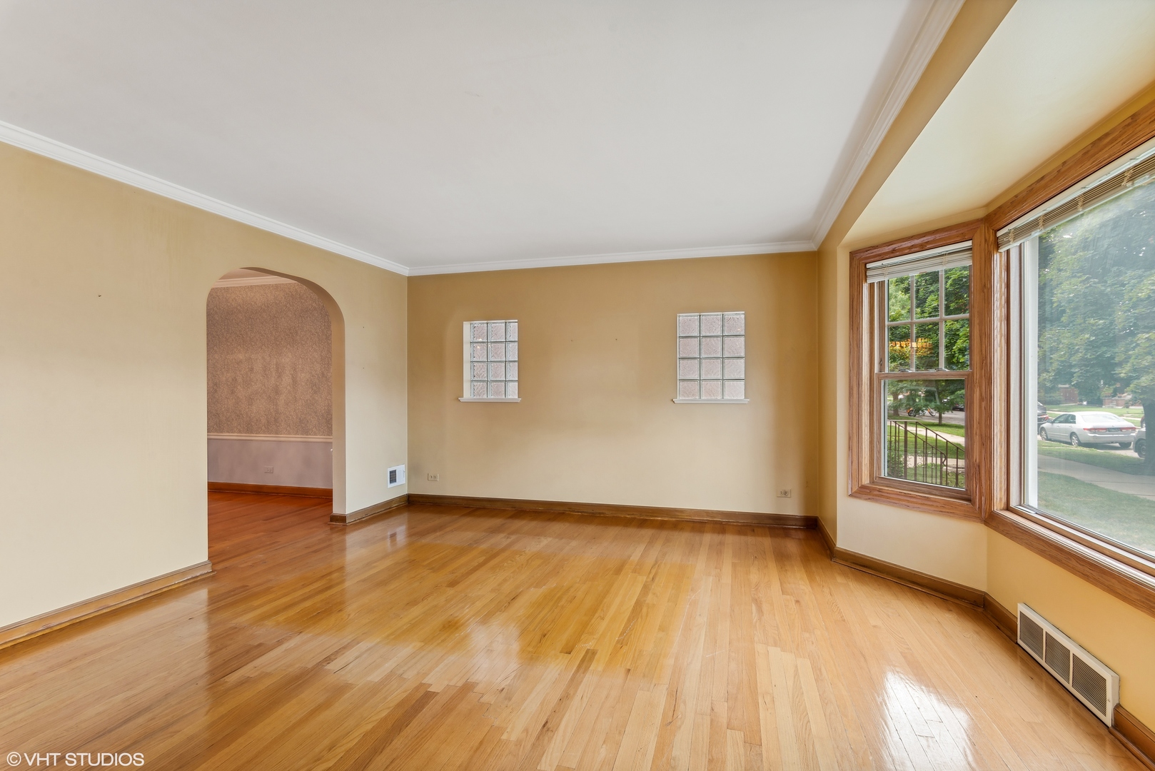 5705 W Pensacola Avenue