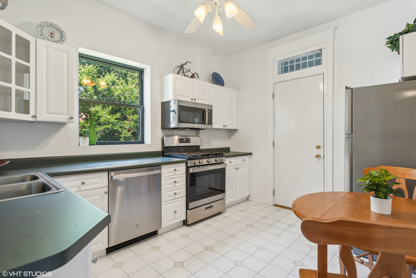 3146 W Medill Avenue Unit: 2E