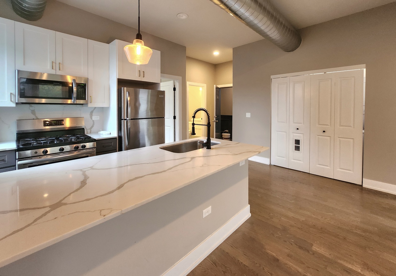 837 N Wolcott Avenue Unit: 3F