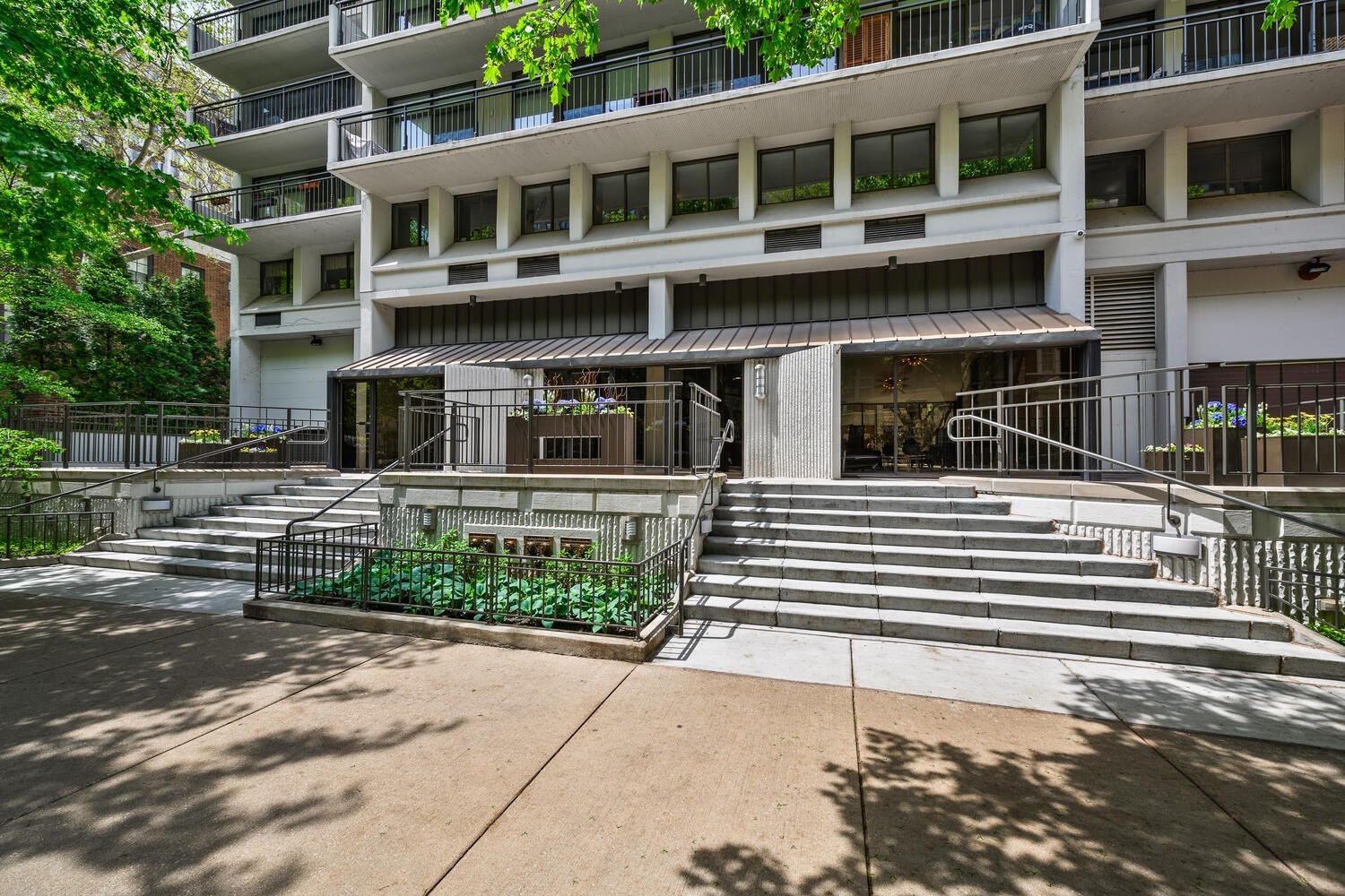1430 N Astor Street Unit: 17B