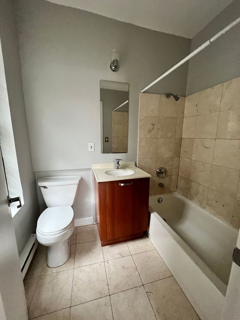 732 W Bittersweet Place Unit: 805
