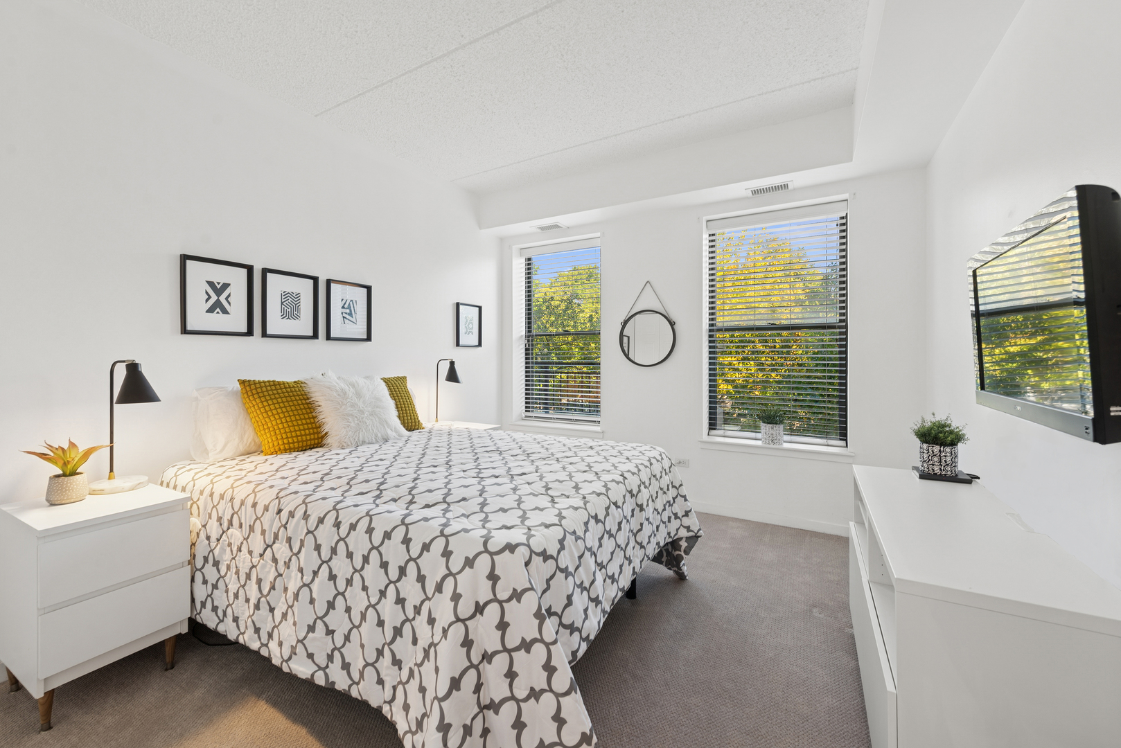 2335 W Belle Plaine Avenue Unit: 205