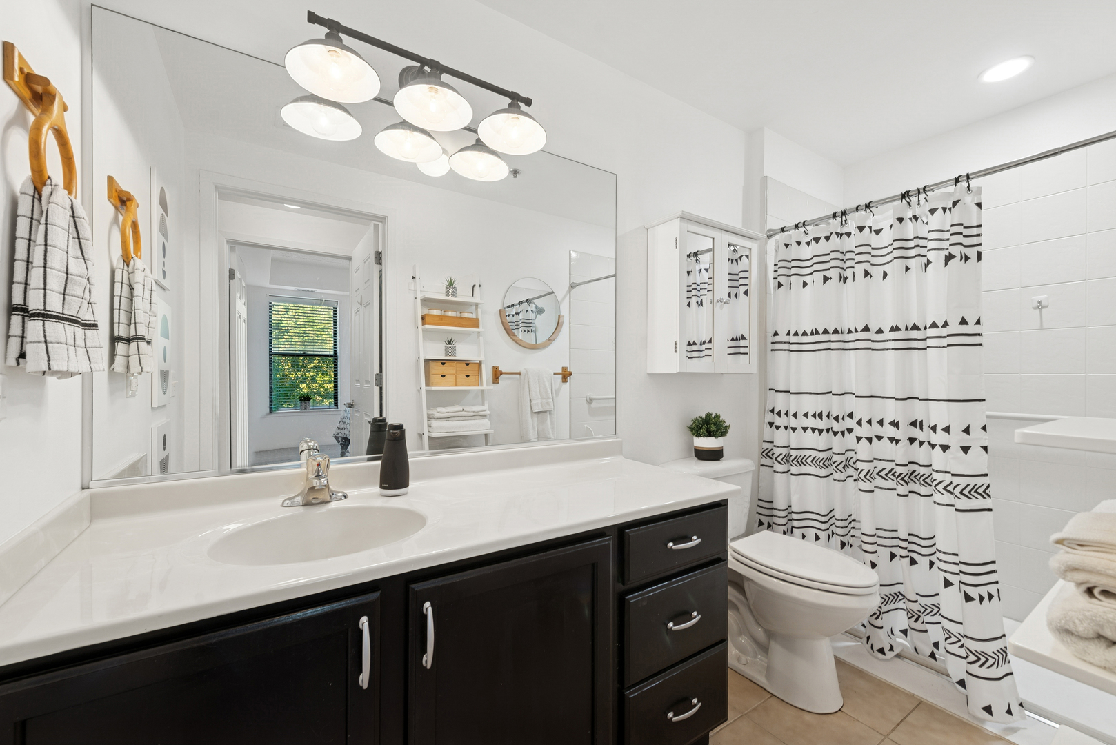 2335 W Belle Plaine Avenue Unit: 205