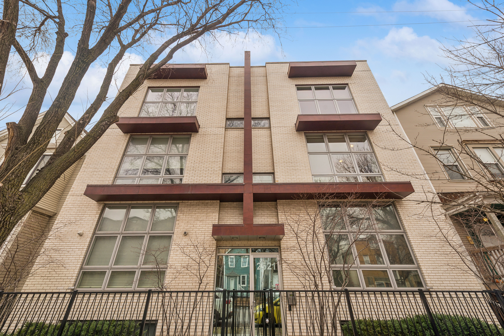2521 N Ashland Avenue Unit: 2S