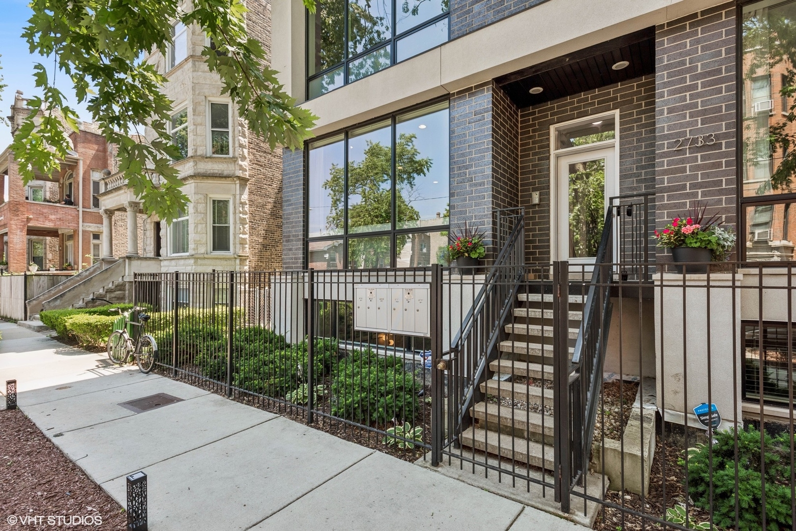 2733 W Hirsch Street Unit: 1E