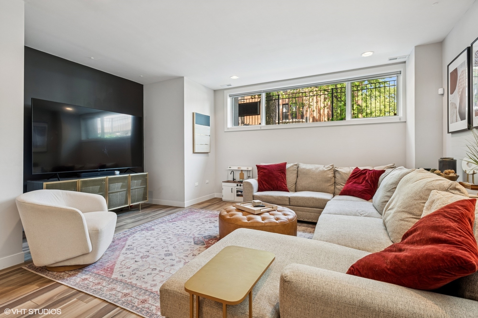2733 W Hirsch Street Unit: 1E