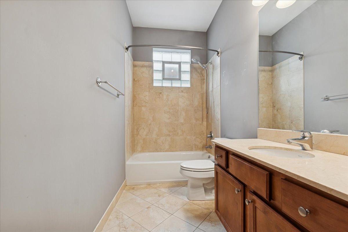 2239 N Lister Avenue Unit: 402