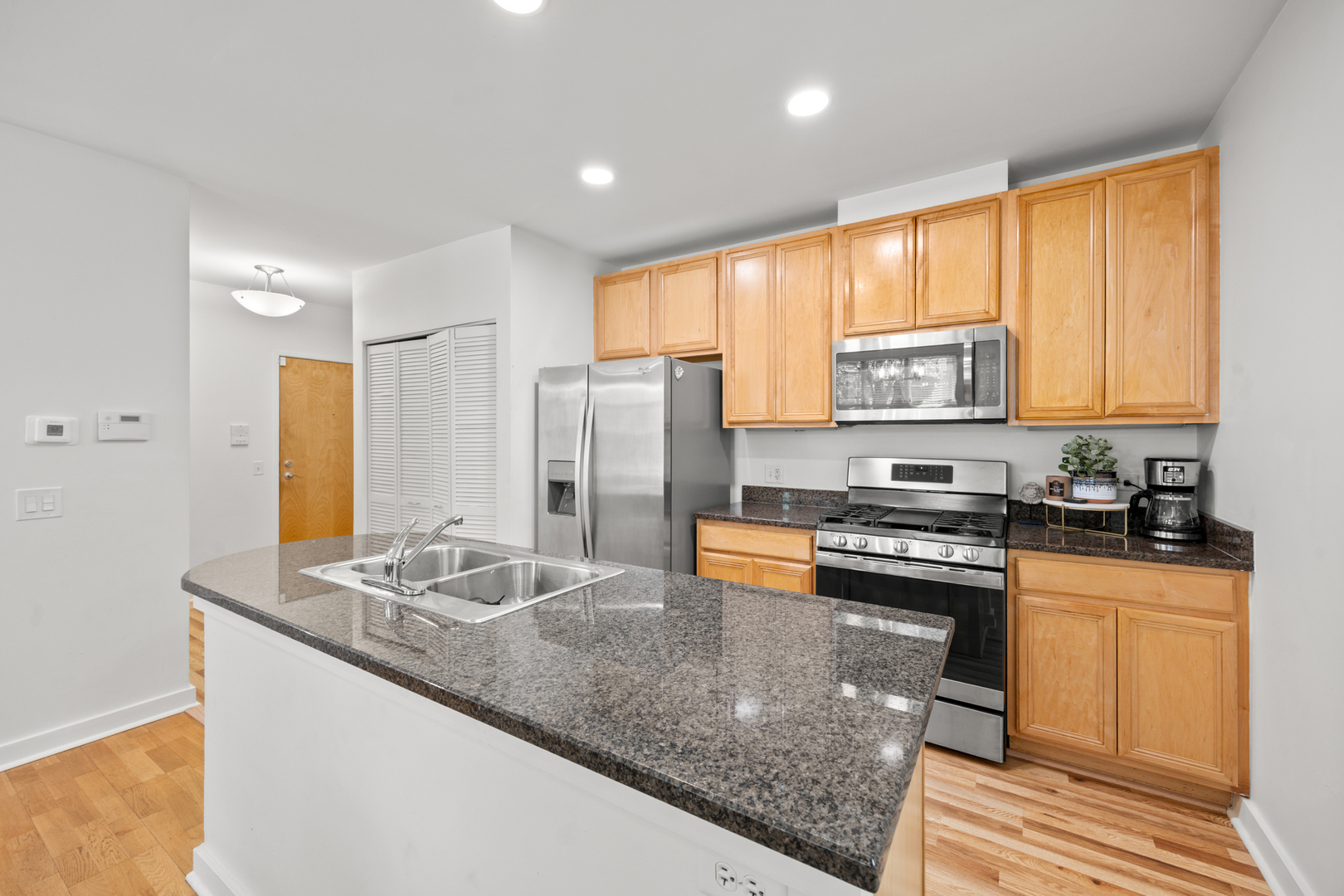 2238 W Maypole Avenue Unit: 101