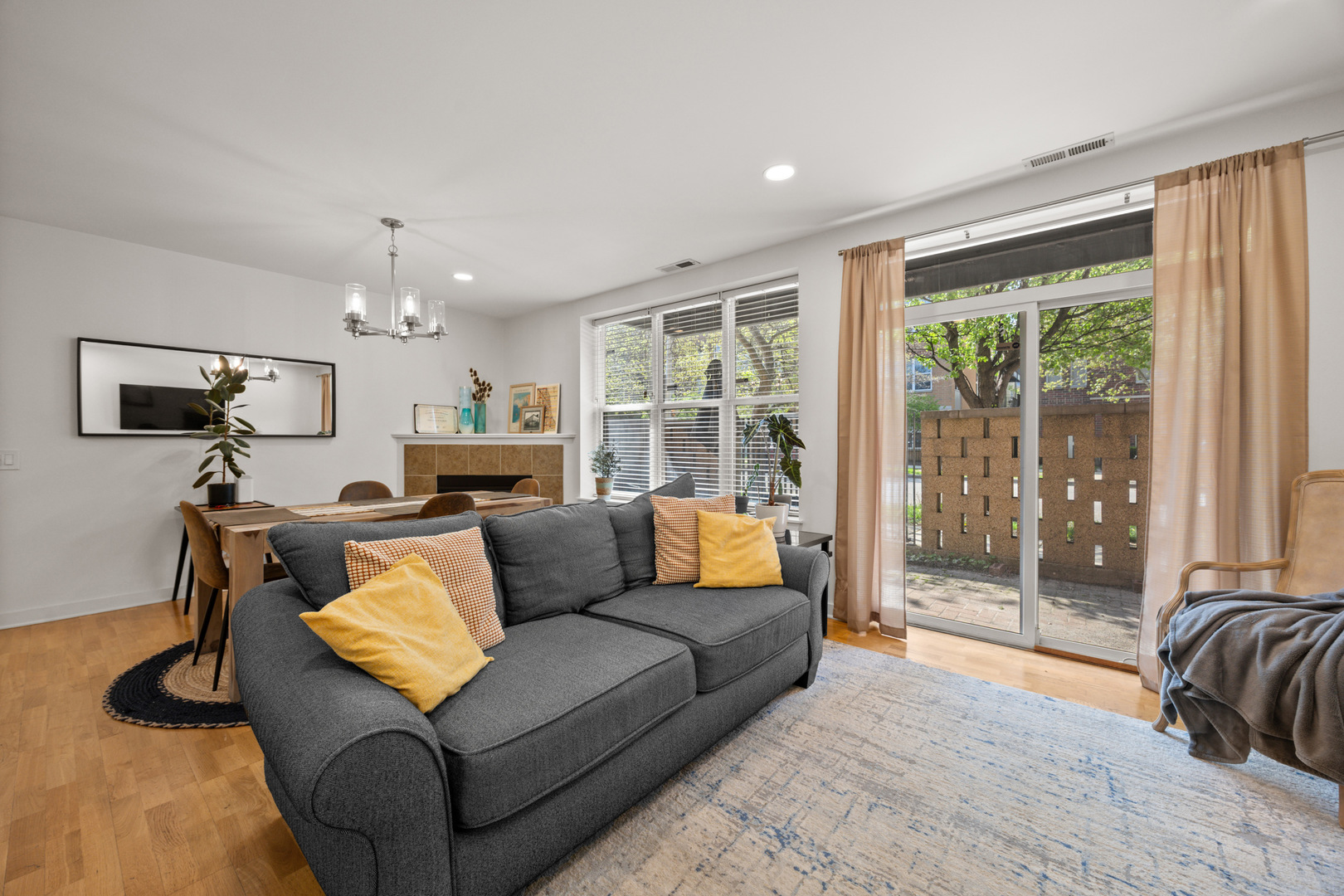 2238 W Maypole Avenue Unit: 101