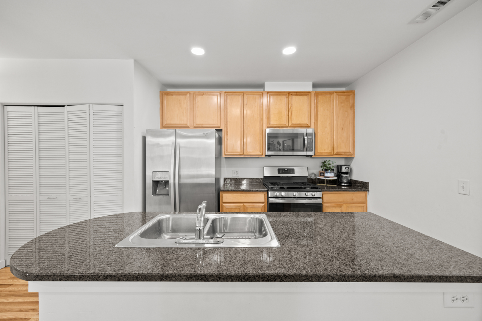 2238 W Maypole Avenue Unit: 101