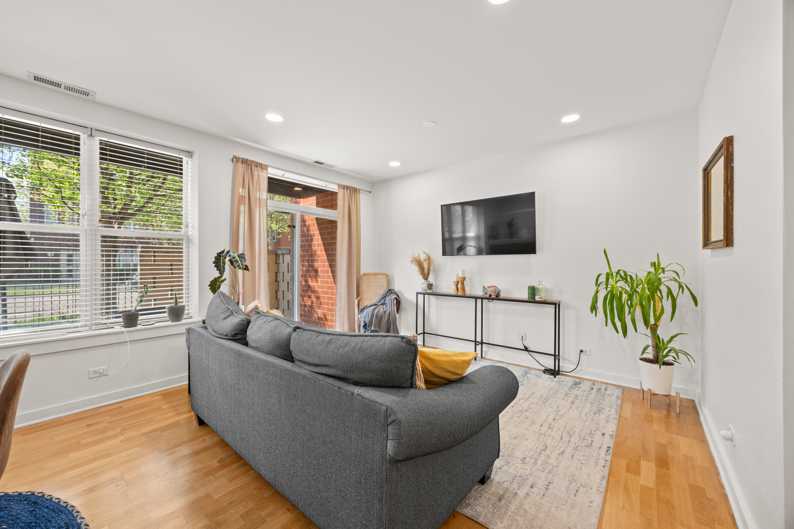 2238 W Maypole Avenue Unit: 101