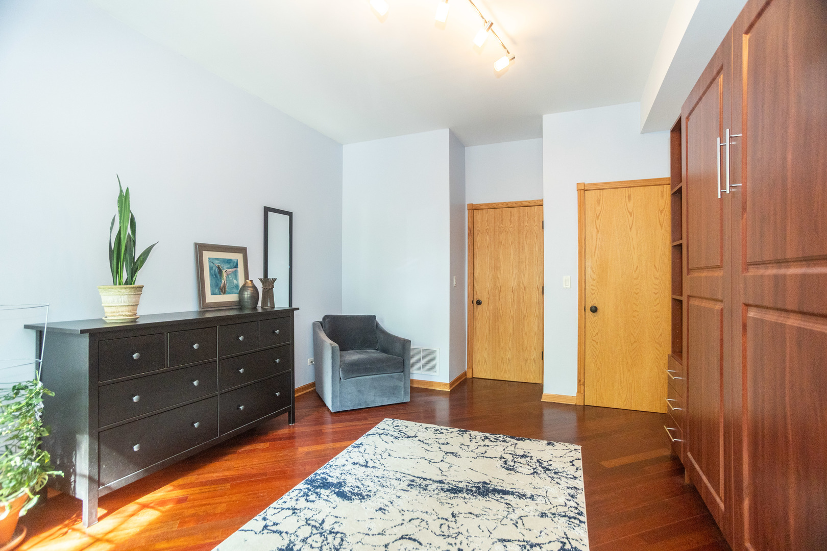 6151 N Glenwood Avenue Unit: 205