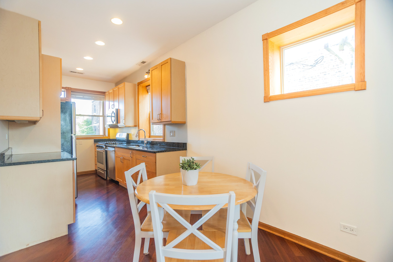 6151 N Glenwood Avenue Unit: 205