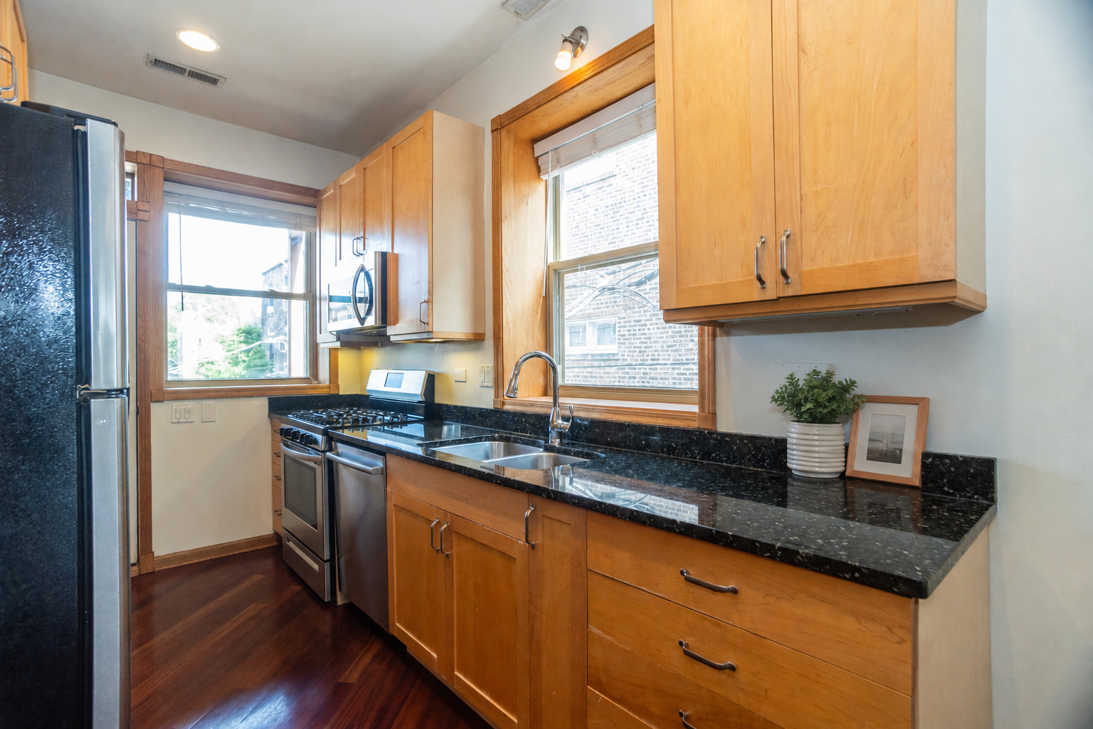 6151 N Glenwood Avenue Unit: 205
