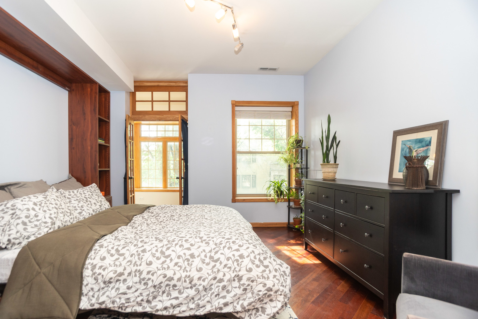 6151 N Glenwood Avenue Unit: 205