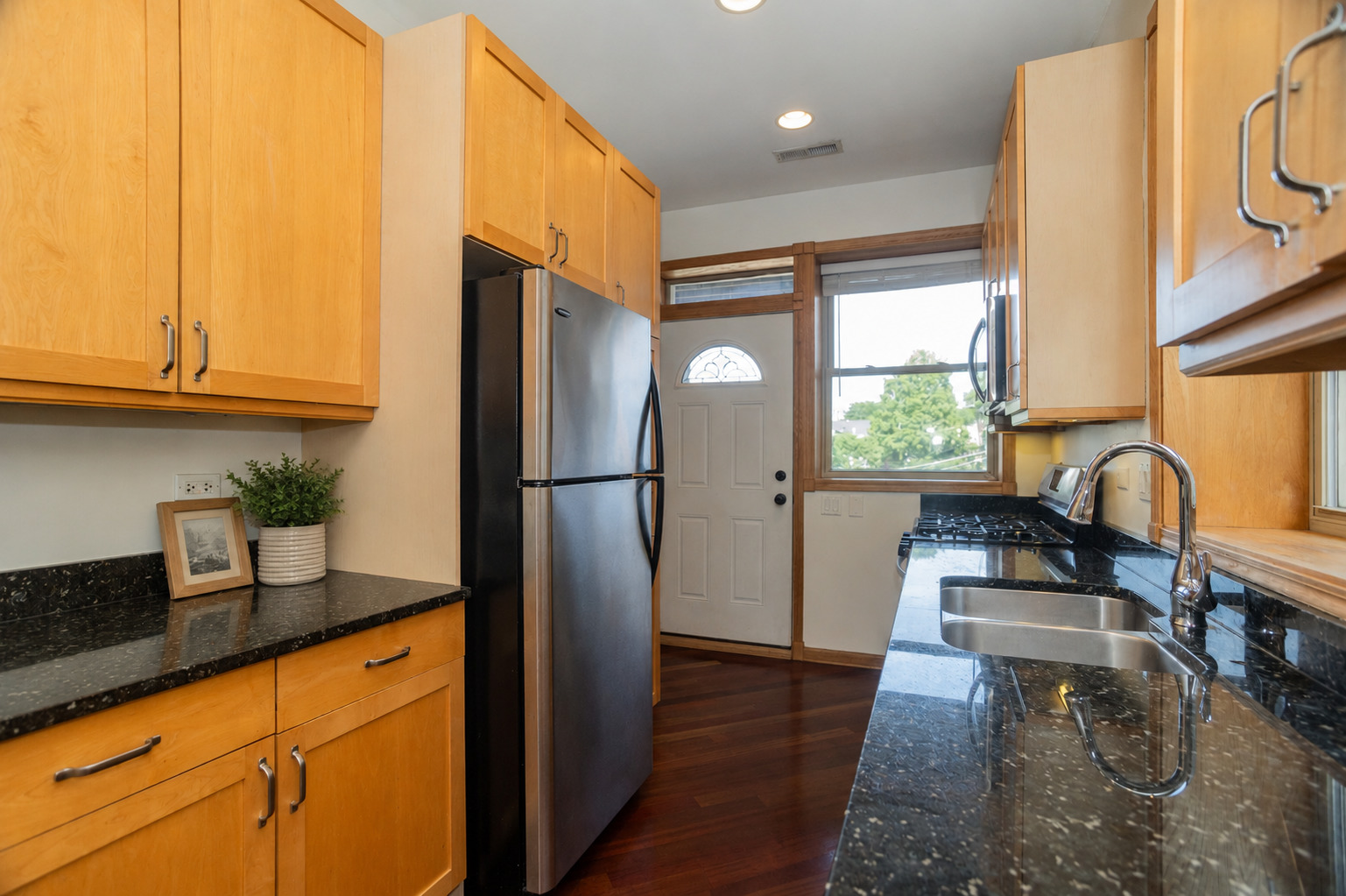 6151 N Glenwood Avenue Unit: 205