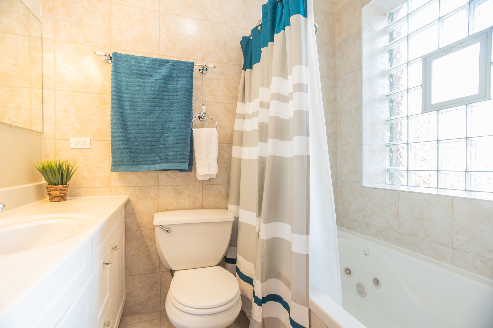 6151 N Glenwood Avenue Unit: 205