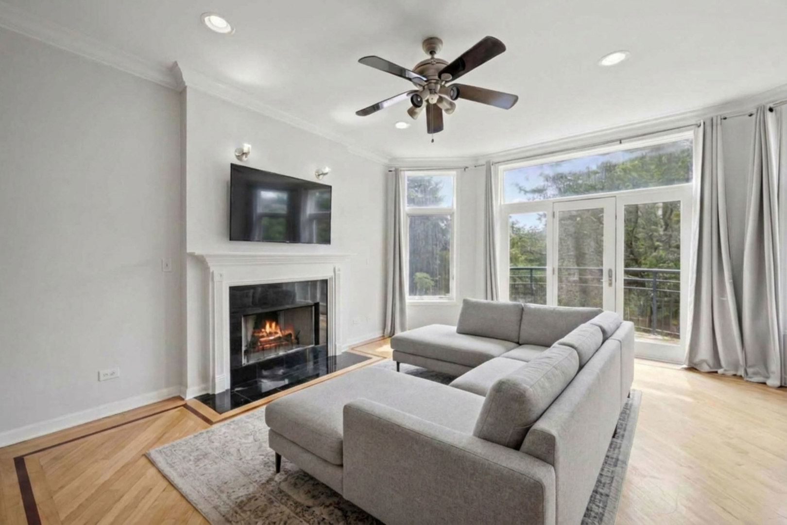 1755 N Artesian Avenue Unit: 2