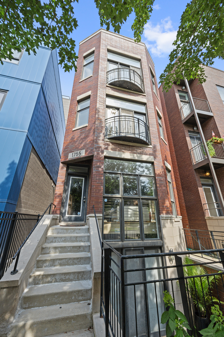 1755 N Artesian Avenue Unit: 2
