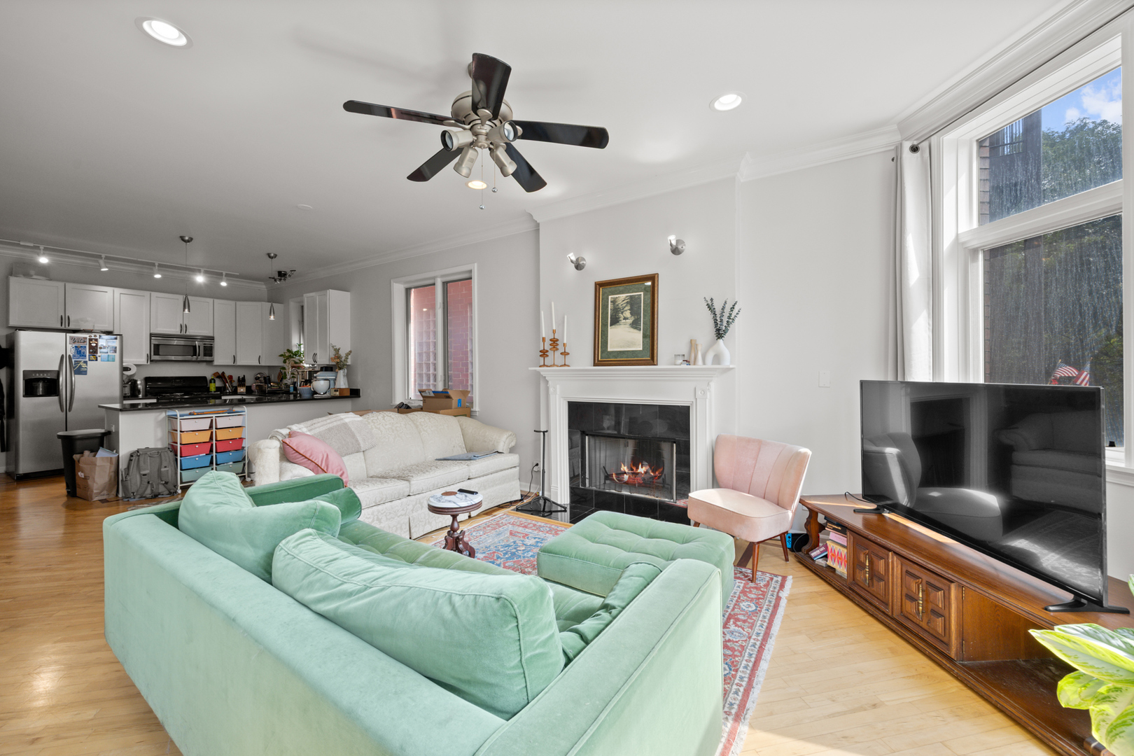 1755 N Artesian Avenue Unit: 2