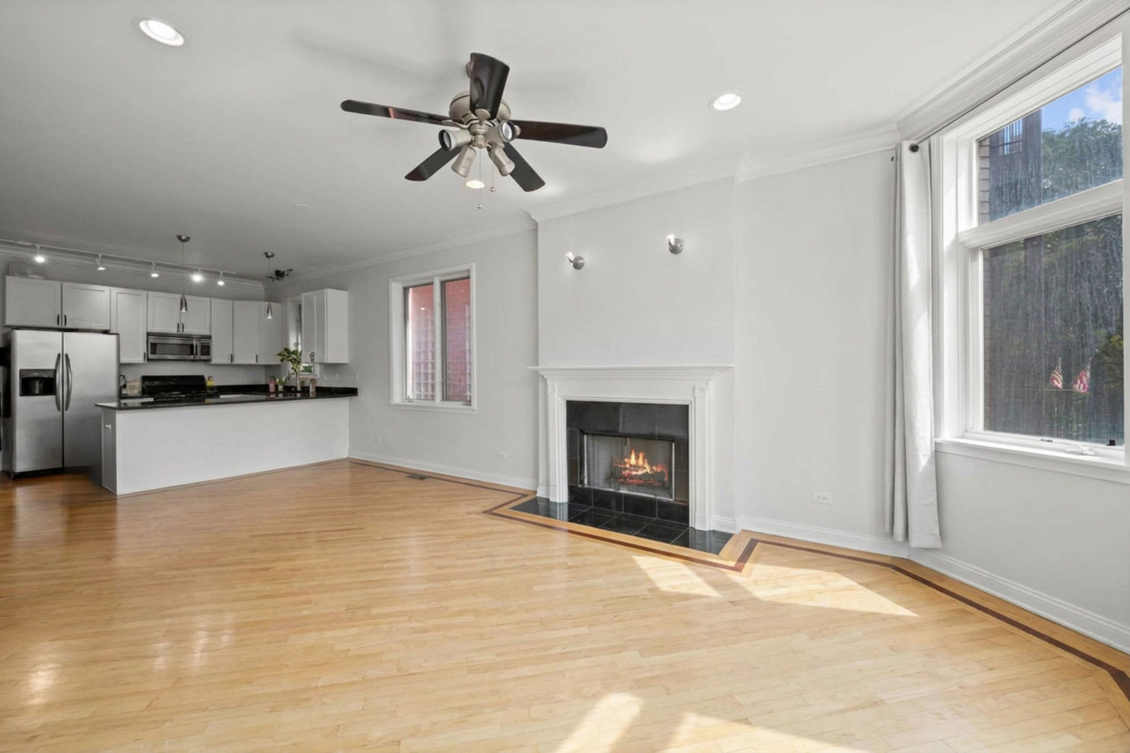 1755 N Artesian Avenue Unit: 2