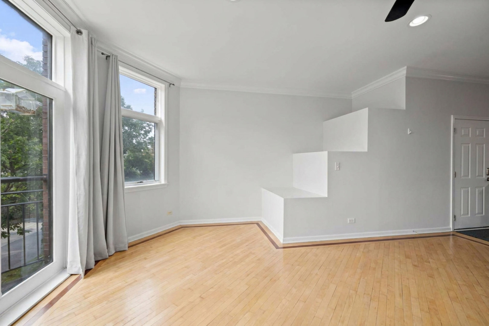 1755 N Artesian Avenue Unit: 2