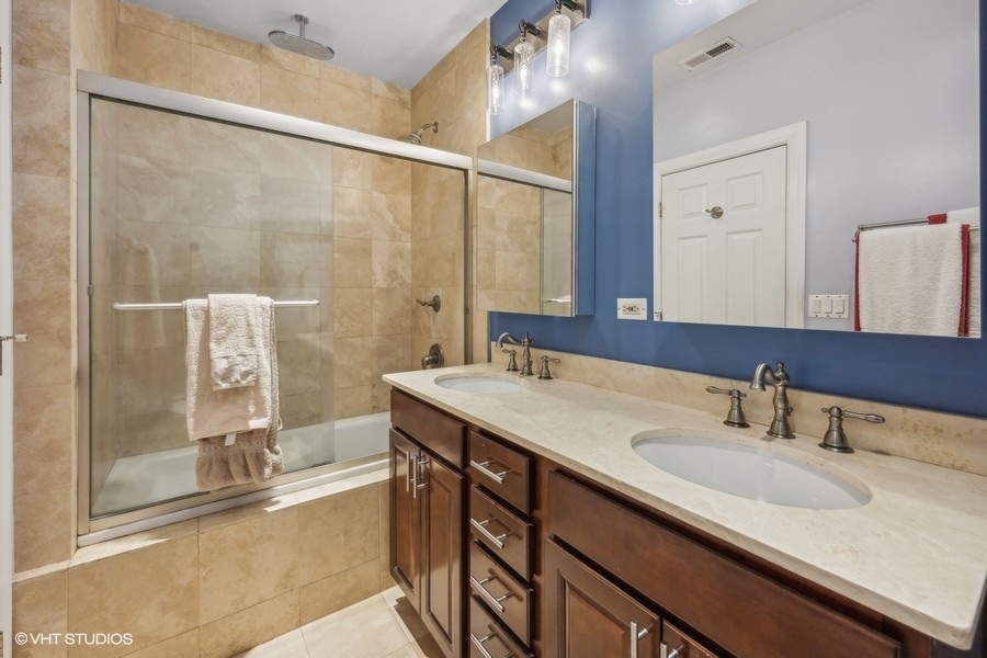 927 W EASTWOOD Avenue Unit: 1E
